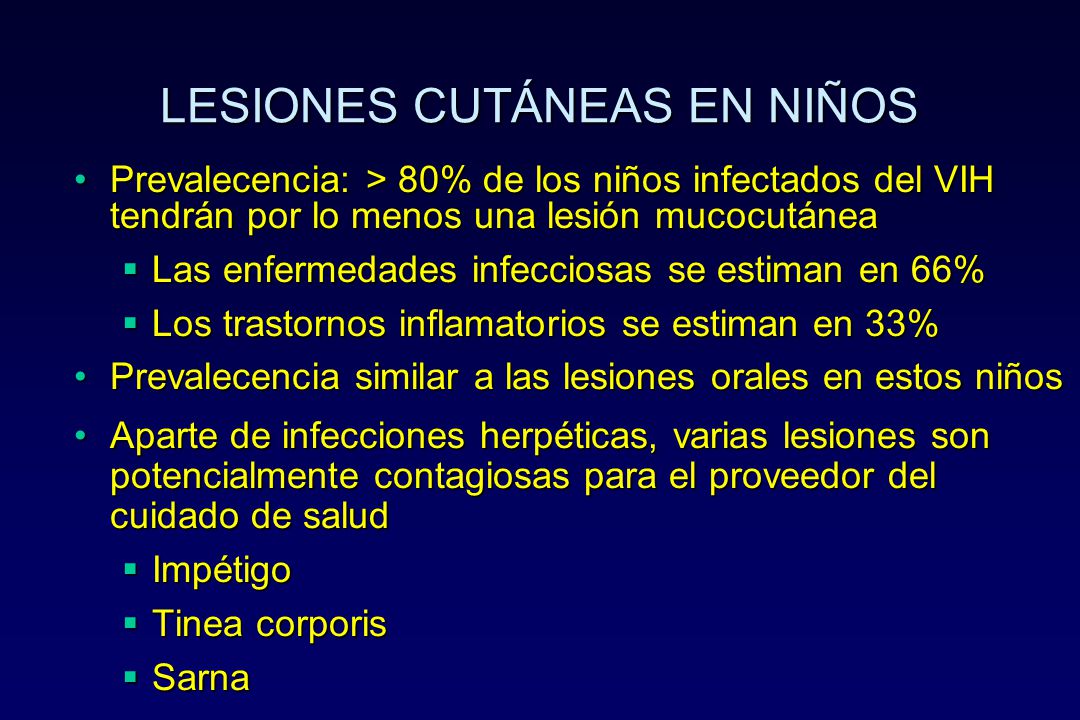 La foto de la psoriasis sobre la parte pilosa de la cabeza